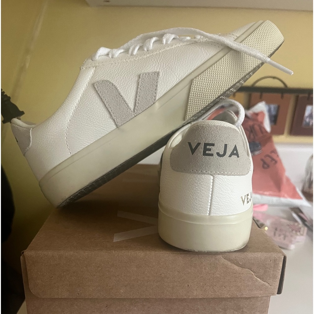 grey and white vejas